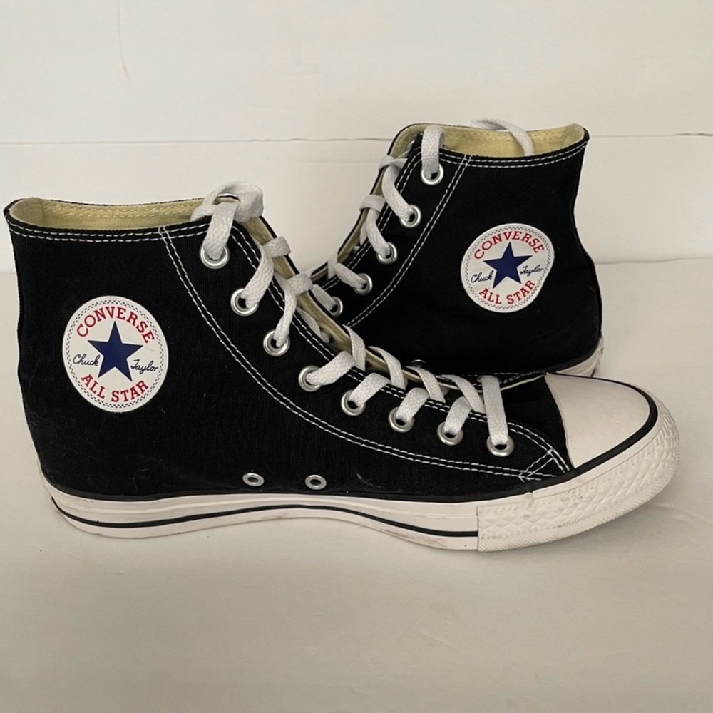 Chuck Taylor All Star Classic High Top. 
Mens 8, Womens 10. Smoke free home